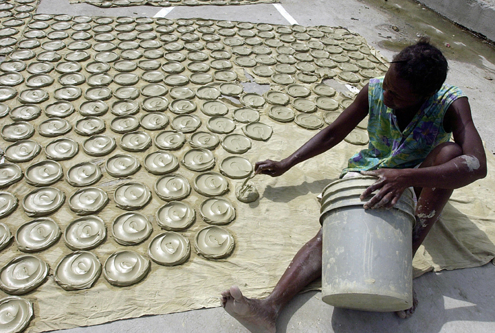 haitians-eat-mud-cakes