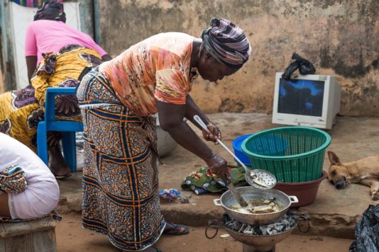 The brave path of the Ghanaian fishmongers | FairPlanet